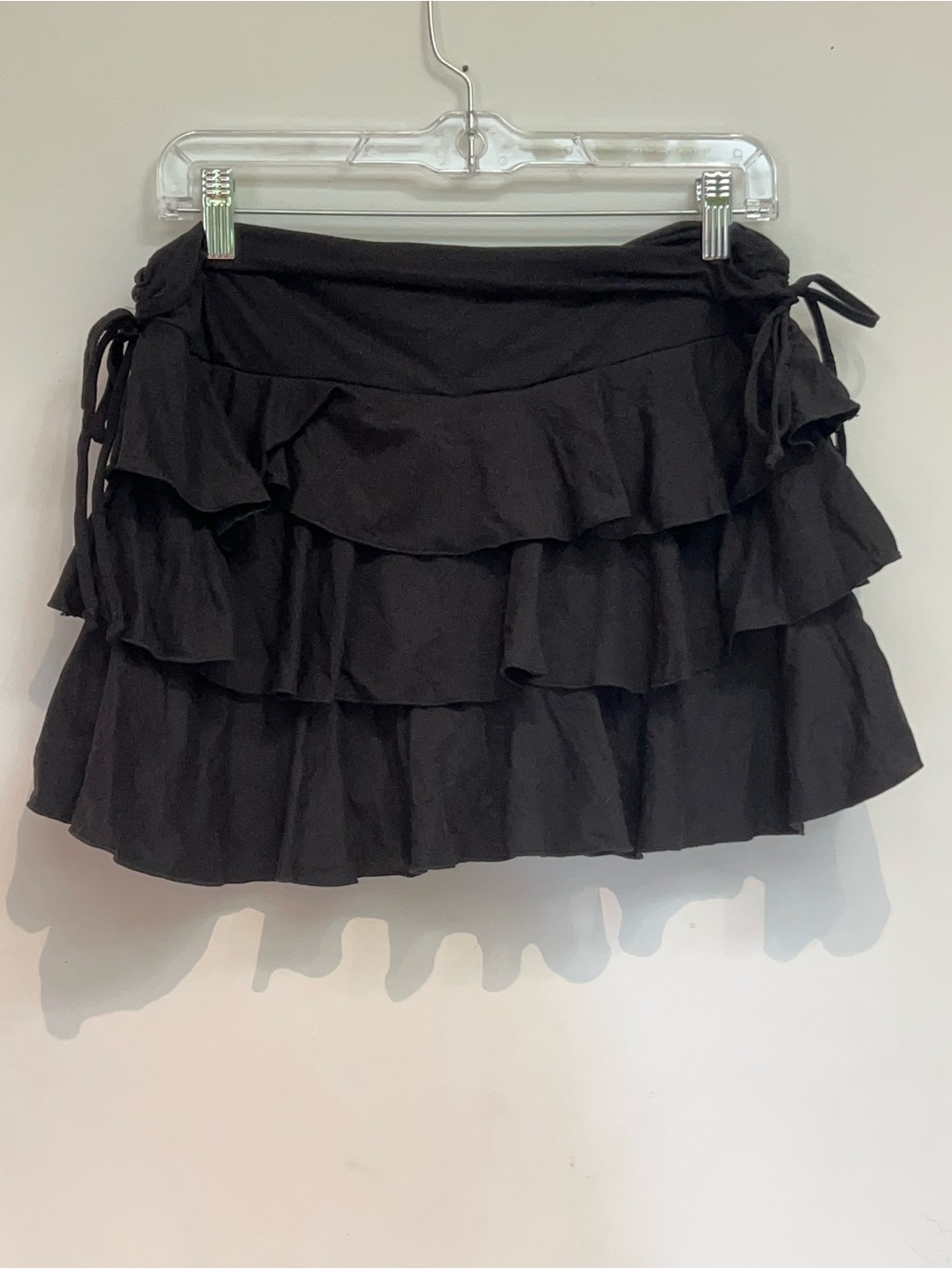 INDERO TIERED BLACK RUFFLE MINI SKORT